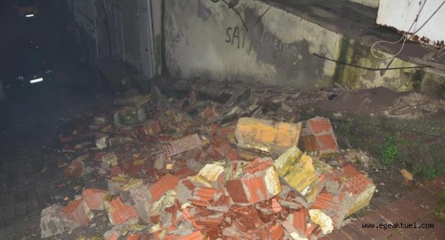 Sağanak yağış balkonun çökmesine neden oldu